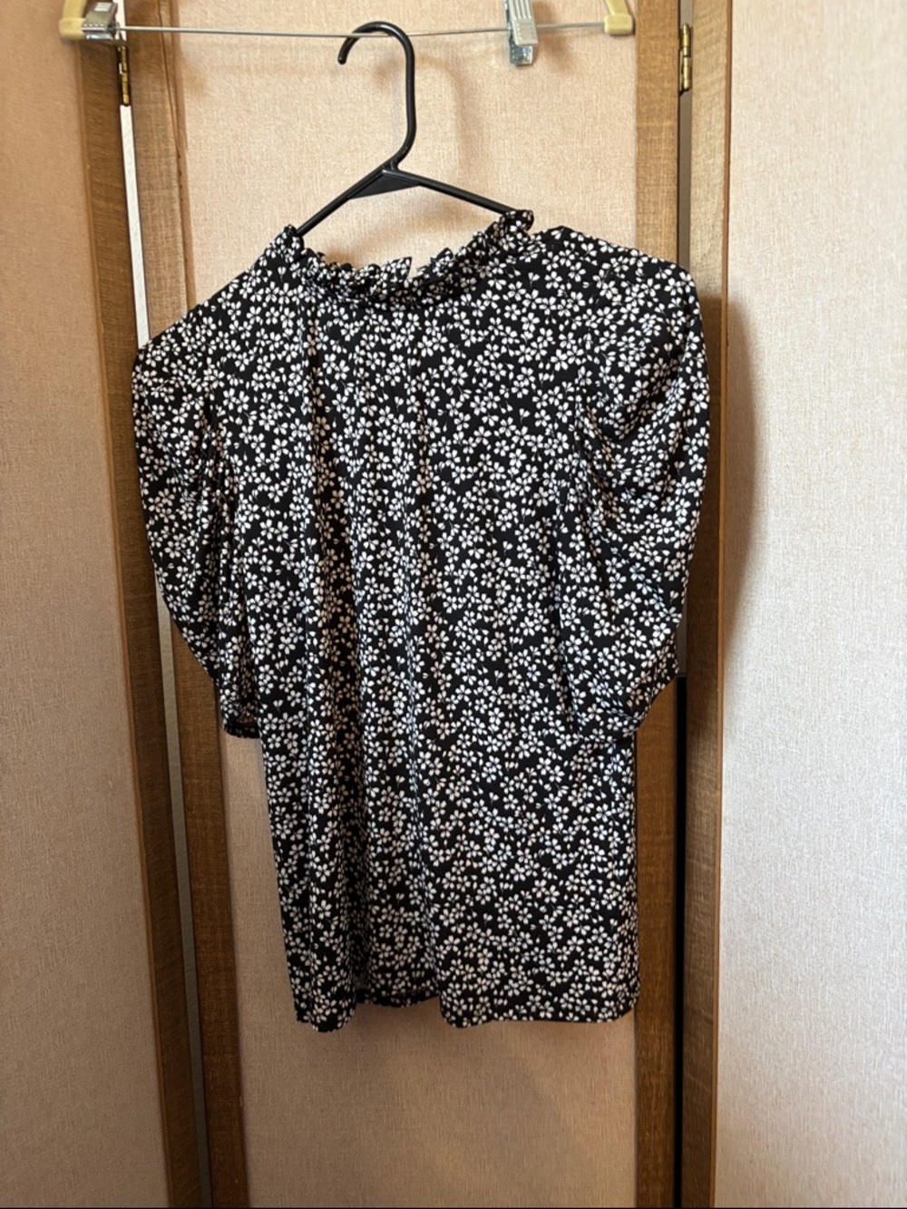 CeCe Black Top with White Floral Print and Ruffled Neck XS